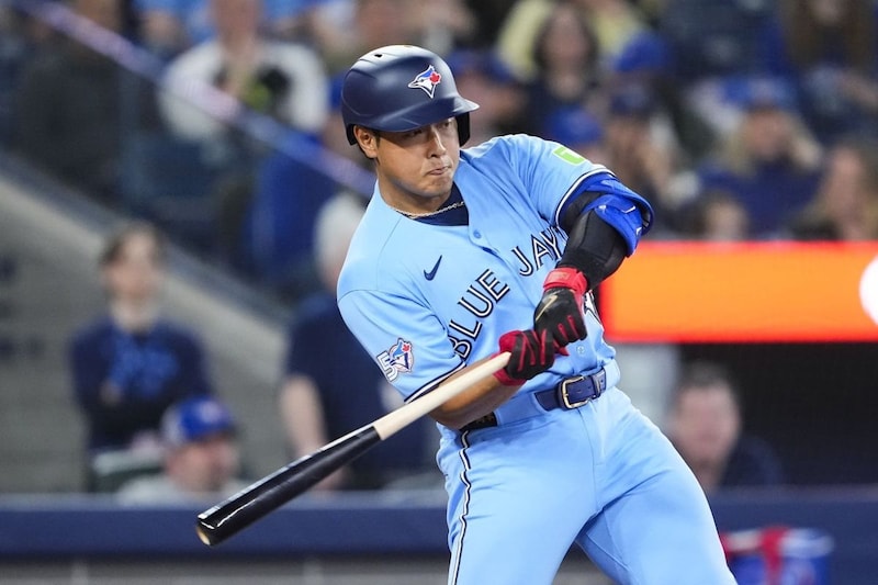 「逆方向へ伸びるよなぁ」岡本和真、13号同点弾に日本人ファン歓喜　年34.5発ペースに「村上と一緒に30発行って欲しい！」