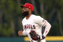 頭に当たってホームラン!? 　エンジェルス27歳の珍プレーに騒然　ロッキーズ公式「NBAならバンクショット？」