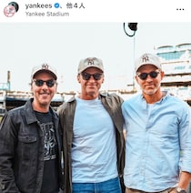 「スターのオーラが半端ない」ヤンキース戦に居たハリウッド俳優、ネトフリ話題作の映画監督に騒然「特等席で観てる」