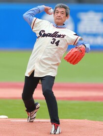 「お父さんに似てきたかも」ヤクルト始球式に登場した“400勝左腕の長男俳優”が話題 「64歳なの？」「どこか品があるんですよ」