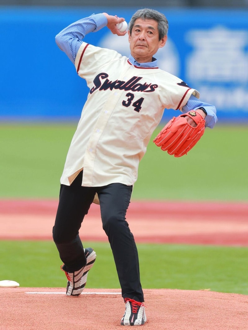 「お父さんに似てきたかも」ヤクルト始球式に登場した“400勝左腕の長男俳優”が話題 「64歳なの?」「どこか品があるんですよ」