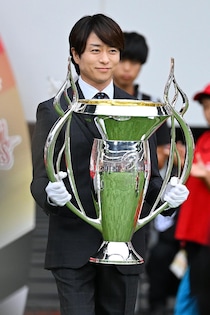 「王子様すぎるって！」国立の大観衆どよめき…ラグビー決勝に超大物がサプライズ登場「貴公子みたい」「後ろのマスコットが振りを…」