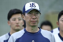 元ヤクルト指揮官が“ギャルピース”　球団OBと豪華スリーショットに驚き「スター勢揃いですね」「よく見ると...」