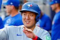 「相変わらず華麗な守備」岡本和真が好守連発で喝采！ あと一歩届かなかった大飛球には、地元記者嘆き「一打同点の惜しい当たりだった」