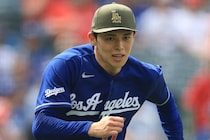 「メジャーリーガーなのに高級バッグじゃない」佐々木朗希の左手に地元スーパーの紙袋 　LA→ピッツバーグの移動姿に大反響「庶民派だわ」