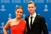 W杯開幕まであと１日　オランダ代表29歳司令塔のインフルエンサー妻が“家族ショット”を公開「珍しく一緒に過ごした朝の時間」