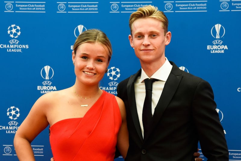 W杯開幕まであと１日　オランダ代表29歳司令塔のインフルエンサー妻が“家族ショット”を公開「珍しく一緒に過ごした朝の時間」
