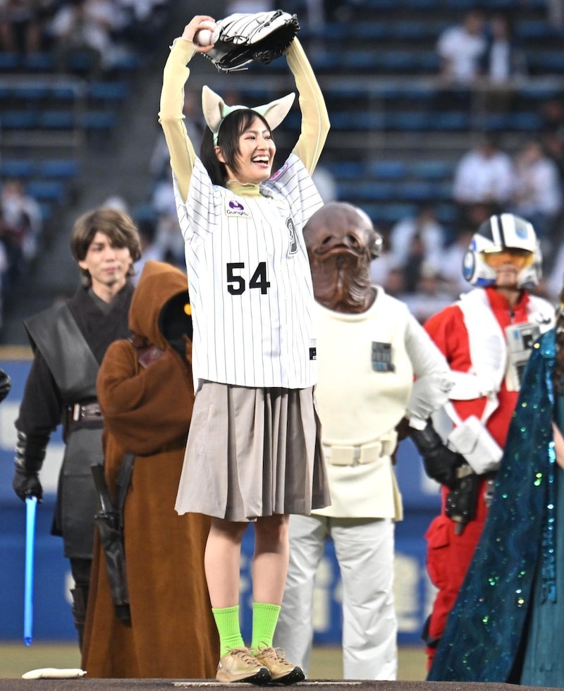 「まじで美人すぎた」ZOZOマリンに降臨した人気女優の“可憐なコスプレ始球式”が話題「超かわいい」「強肩でビックリです」