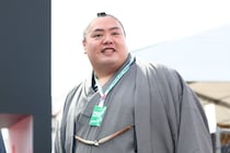 「カバンちっさ！！！」大相撲パリ公演前に現地満喫　一山本の“観光ショット”に驚きの声「ぱつぱつのバッグがキュンポイント」「お茶目ですね～」