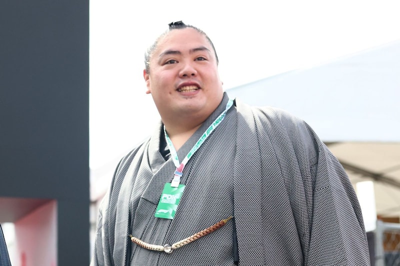 「カバンちっさ!!!」大相撲パリ公演前に現地満喫 一山本の“観光ショット”に驚きの声「ぱつぱつのバッグがキュンポイント」「お茶目ですね~」