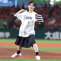 「ビジュが最強すぎた」ベルーナＤに登場した人気女優の“キュートなワンバン始球式”が話題 「マジで発光してた！」「投げ方も走り方も笑顔も可愛い」