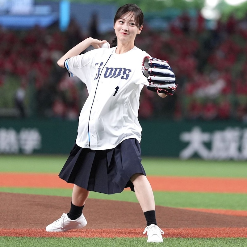 「ビジュが最強すぎた」ベルーナＤに登場した人気女優の“キュートなワンバン始球式”が話題 「マジで発光してた！」「投げ方も走り方も笑顔も可愛い」