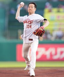 「65歳ってまじか！」楽天始球式に登場した伝説アイドルの“華麗なるノーバン投球”が話題 「身体キレッキレやん」「オーラがやばい」