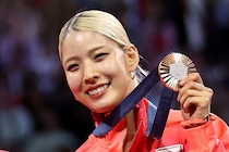 「ひときわ目立ってる」フェンシング江村美咲、グレージュの“ロングワンピ姿”に絶賛の声「素敵なお召しもの」「きれいですね」