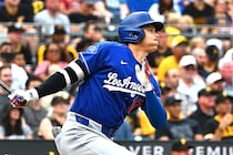 大谷翔平、驚愕の“片手１本HR”で今季13号先制ソロ！低めスライダーに合わせた驚異の一撃に現地記者も唖然「四球ではダメだと思い、なぜか...」