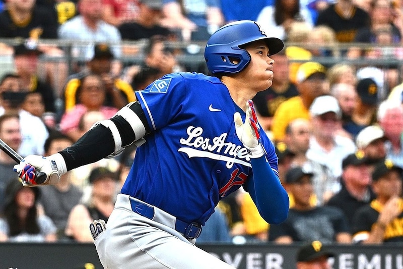 大谷翔平、驚愕の“片手１本HR”で今季13号先制ソロ！低めスライダーに合わせた驚異の一撃に現地記者も唖然「四球ではダメだと思い、なぜか...」
