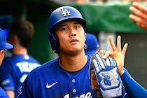 ドジャース激震！大谷翔平が13号“片手HR”も左ひざ炎症で緊急交代...先発ロブレスキーもピッチャー返しで負傷降板、追い上げ許すも８－６で逃げ切る