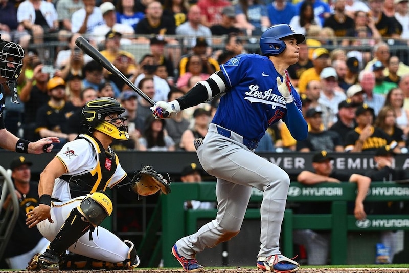 「まるで簡単なことのように…」大谷翔平の衝撃弾に敵地メディアも困惑　低めのスイーパーに泳ぎながらも…