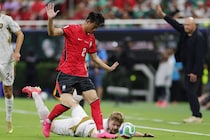 「柳沢並みに破れてる」チェコ選手のユニホームがビリビリ　韓国選手との激しい競り合いでアクシデント【W杯】