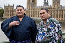 「エッフェル塔小さくない？」豊昇龍＆大の里がパリに降臨　フランス名所を背に豪華ツーショット