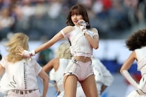 「あの美女は誰？」米国の開会式に降臨した美白の“超絶美ボディ”　キレキレダンスに世界が視線集中「セクシーだ」【W杯】