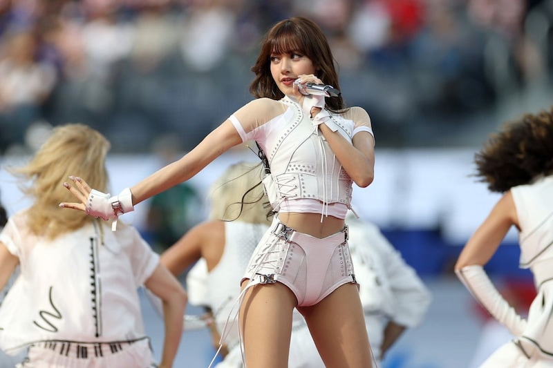 「あの美女は誰？」米国の開会式に降臨した美白の“超絶美ボディ”　キレキレダンスに世界が熱視線「セクシーだ」【W杯】