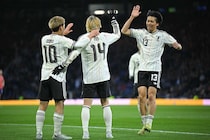 「美しすぎる」オランダ戦直前、海外で人気爆上げ日本代表ユニ着た31歳女優に視線集まる「アウェーユニあざとい」「ビジュ良すぎ」【W杯】