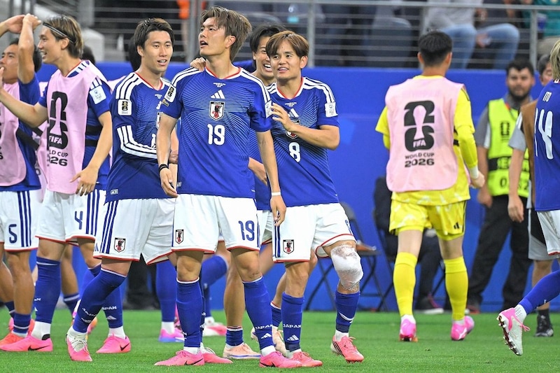 「心配が勝つわ...」久保建英の“喜び爆発”の一幕に不安の声「普通に歩けないほどの痛みなんかな」「足をつけないって...」【W杯】