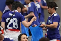 「教訓にすべき行動」オランダ戦後、日本サポーターのW杯ゴミ拾いが脚光　現役NFL選手も参加「この多機能バッグを採用すべきだ」