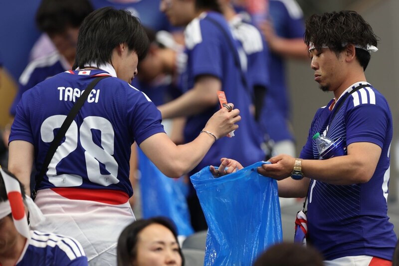 「教訓にすべき行動」オランダ戦後、日本サポーターのW杯ゴミ拾いが脚光　現役NFL選手も参加「この多機能バッグを採用すべきだ」