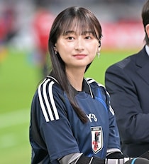 オランダ戦、日本サッカー界の女神が“睨み”つける視線＆渾身ガッツポーズがガチ勢すぎる「アイドルがしていい顔じゃないんよ」【W杯】