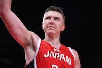「完全に日本人だね」208cmの大柄アスリート、日本代表ユニ＆日の丸ハチマキ姿で“現地観戦”「アメリカ人も応援してくれてると思ったら」「やっぱり存在感あるなー」