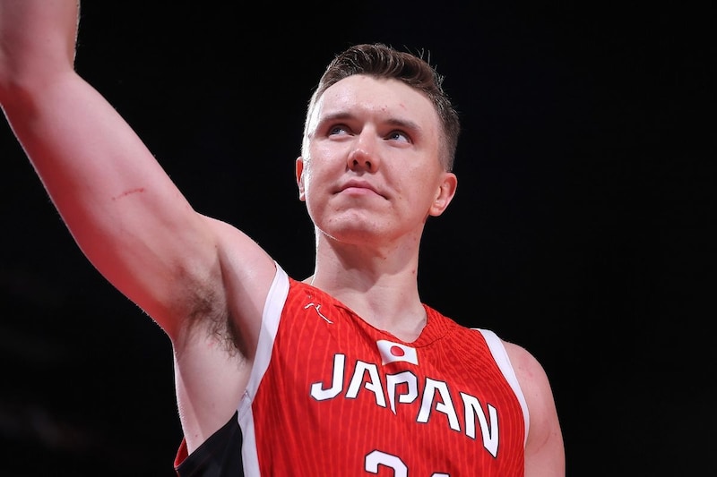 「完全に日本人だね」208cmの大柄アスリート、日本代表ユニ＆日の丸ハチマキ姿で“現地観戦”「アメリカ人も応援してくれてると思ったら」「やっぱり存在感あるなー」