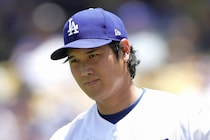 「ドジャースは大谷を壊す気か？」マメ出血に左膝炎症...“満身創痍”の大谷翔平に不安の声「試合休むのも仕事」「長く見たい。無理しすぎないで」