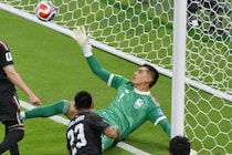 「まじでこれ止めるのかよ」メキシコGK、韓国戦終盤に連続ビッグセーブ「大会ベスト」「よく触ったわ...」驚愕続々【W杯】