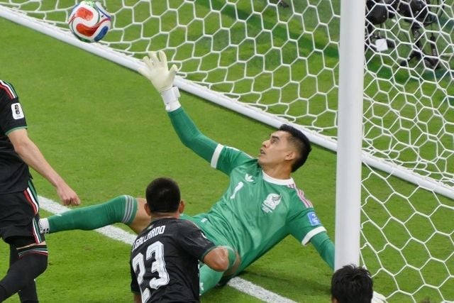 「まじでこれ止めるのかよ」メキシコGK、韓国戦終盤に連続ビッグセーブ「大会ベスト」「よく触ったわ...」驚愕続々【W杯】