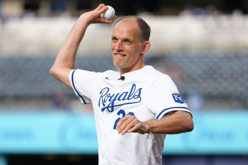 見事な“ノーバン投球”！ イングランド代表監督がMLB始球式に登場、ストライクにケインらも笑顔【W杯】