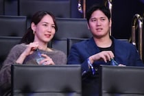 大谷翔平が第２子誕生をインスタに報告　愛犬デコピンも舌出し笑顔　日米から祝福殺到「足大きいですよね！」「真美子さんお疲れ様でした」