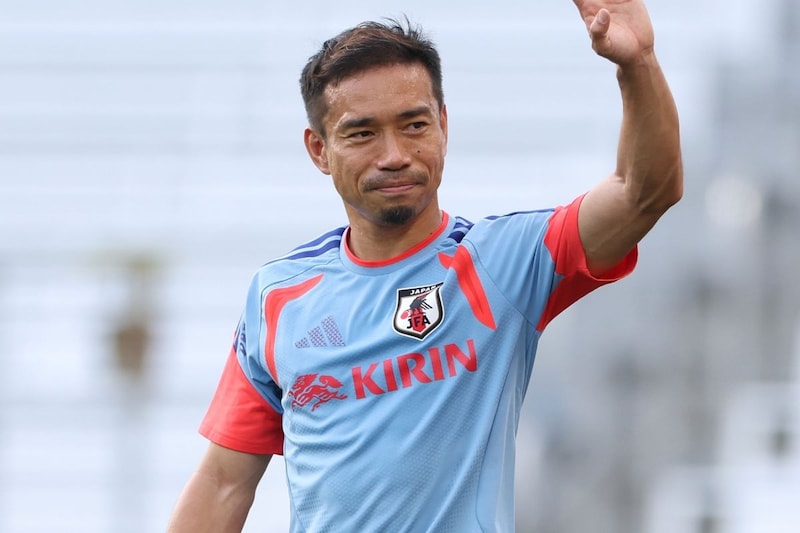日本人最多5大会連続W杯代表の夫・長友佑都の偉大さが伝わる“一枚”に妻・愛梨さん笑撃「息子とPAPAかな?って思ったら…」