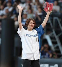 五輪から４か月…氷上の美女がエスコンに降臨！ 山なりギリギリ“ノーバン投球”に喝采「横顔がお美しい」「顔ちっちゃー」