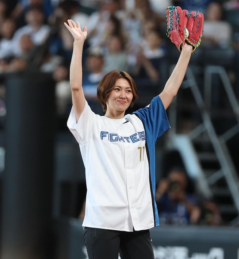 五輪から４か月…氷上の美女がエスコンに降臨！ 山なりギリギリ“ノーバン投球”に喝采「横顔がお美しい」「顔ちっちゃー」