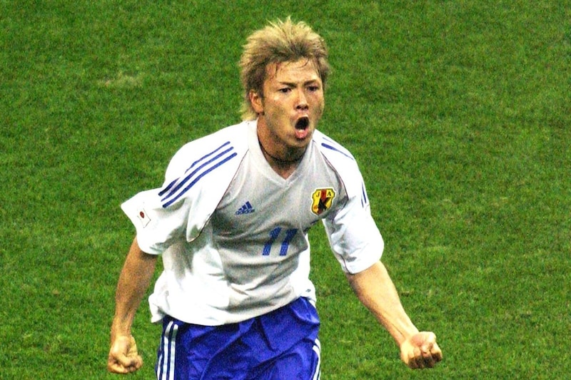 W杯日韓大会から24年…深夜２時のNHKに50歳になった“金髪ストライカー”の近影に視聴者騒然「全然変わらない！」「イケオジになってる」