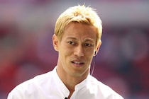 「なにがそんなに面白い？」本田圭佑が思わずツッコミ！ 現地中継の元日本代表DFの“謎の大爆笑”に大反響「何やってんだこれ」【W杯】
