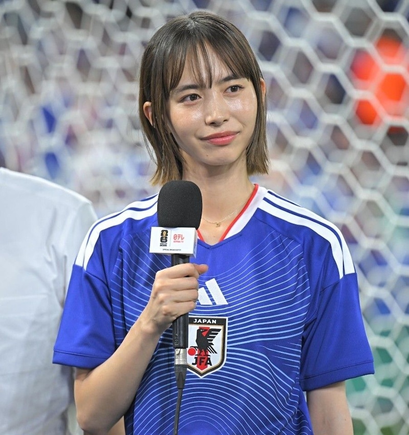「べっぴんさんだな~」チュニジア戦ゴール裏にいた170cm人気女優の日本代表ユニ姿に視線集中「やっぱ可愛い」【W杯】