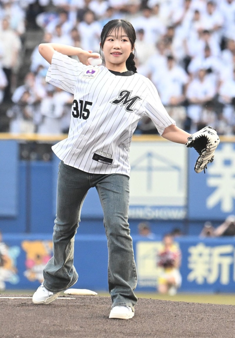 「めちゃキュート」ZOZOマリンに降臨した18歳フィギュア女子、審判も表情緩む癒しワンバン投球に喝采「天使みたい」