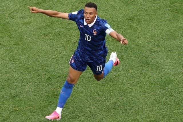 「チートやん」エムバペがゴラッソ! 逆足ミドル弾にファン驚愕「左足やろ?弾道がエグいわ」「なんだそれ。笑」【W杯】