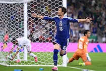 「綺麗すぎだろ」午前５時オランダ戦をリアタイ視聴　25歳サッカー好き女優がチュニジア戦を現地観戦「うわんポニテ大優勝」「手首ほっそ！」【W杯】