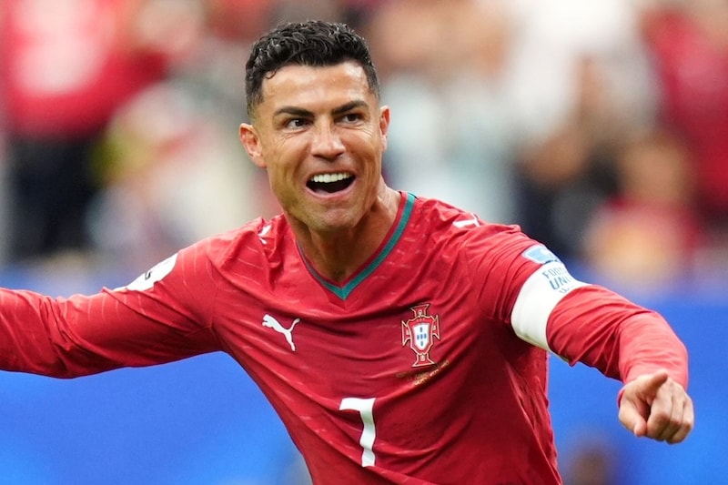 Ｃ・ロナウド前半２発！ メッシ未達の史上初W杯６大会連続ゴール「やっぱ神」「カッコよすぎる」「ブルーノのパスやべぇ」サッカーファン深夜に大歓声
