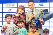 長友佑都の“女優妻”が９年前の挙式ショット公開　美しい和装、華やかドレス姿に大絶賛「お二人とも全然変わってない」「ブラボーブラボー」【W杯】