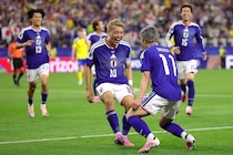 「こんなに可愛いって反則です」“平成のカリスマモデル”が日本代表ユニ姿でおうち観戦に大反響【Ｗ杯】